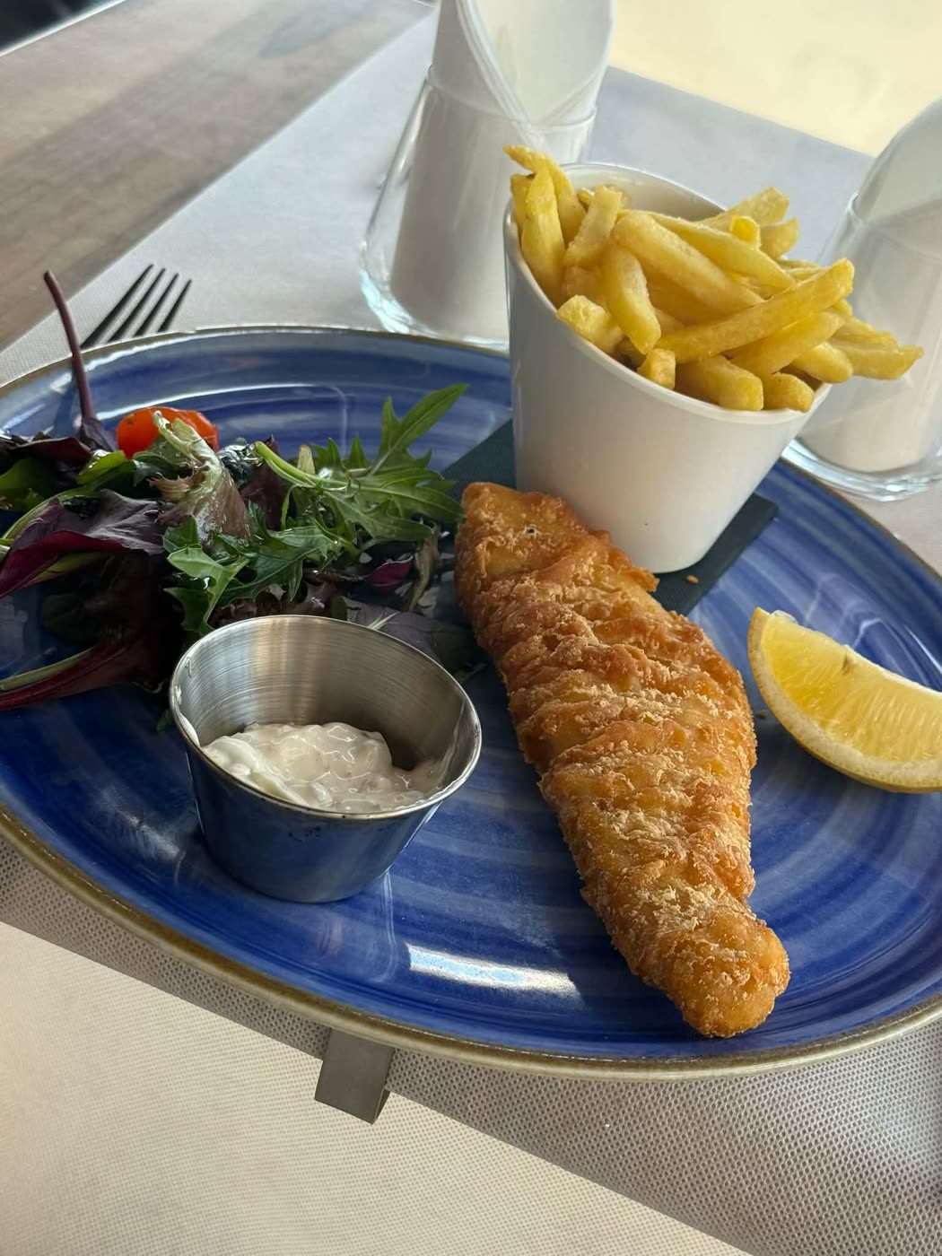 Fish and chips avec frites, salade et sauce tartare