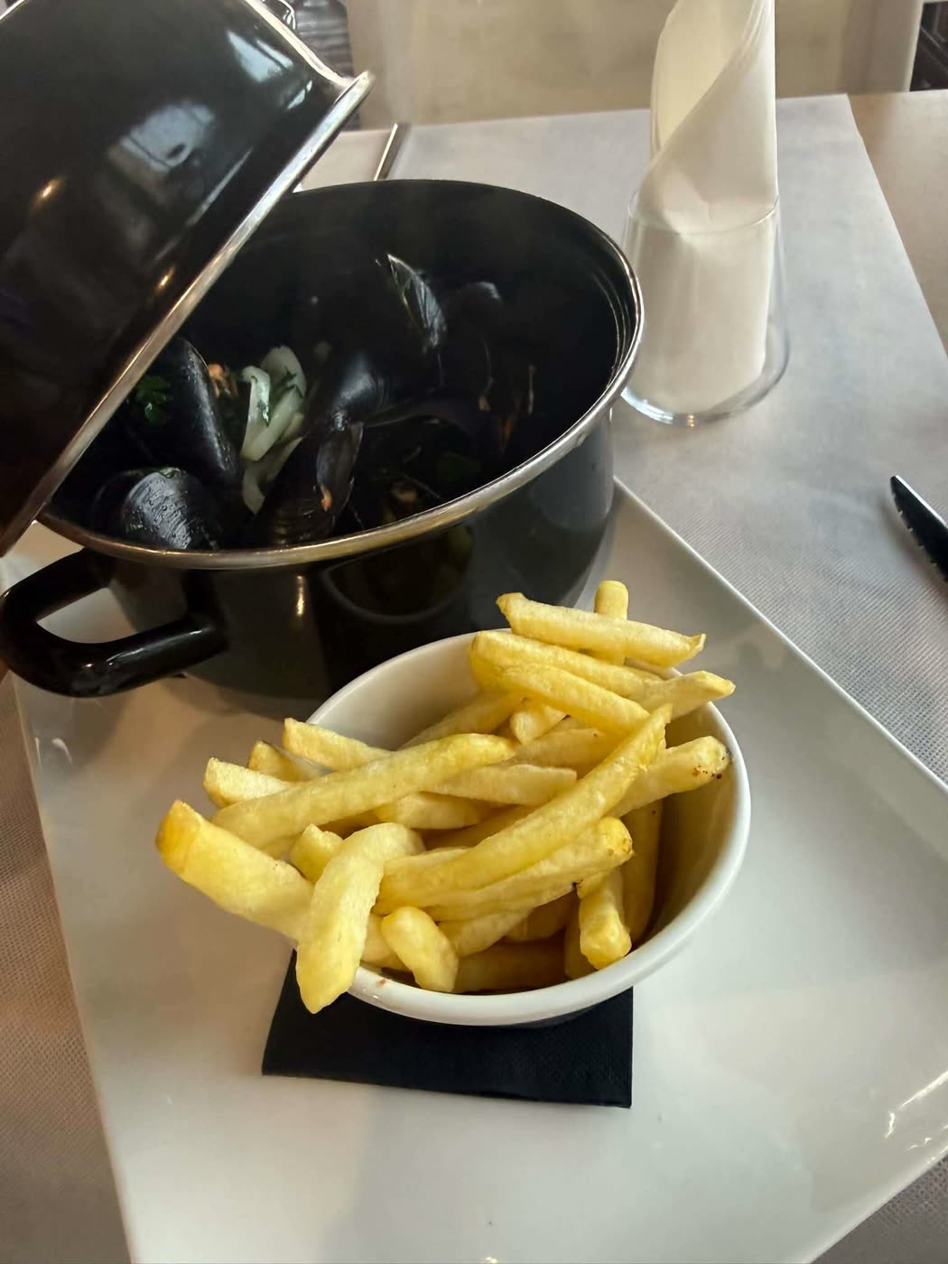 Cocotte de moules et bol de frites maison