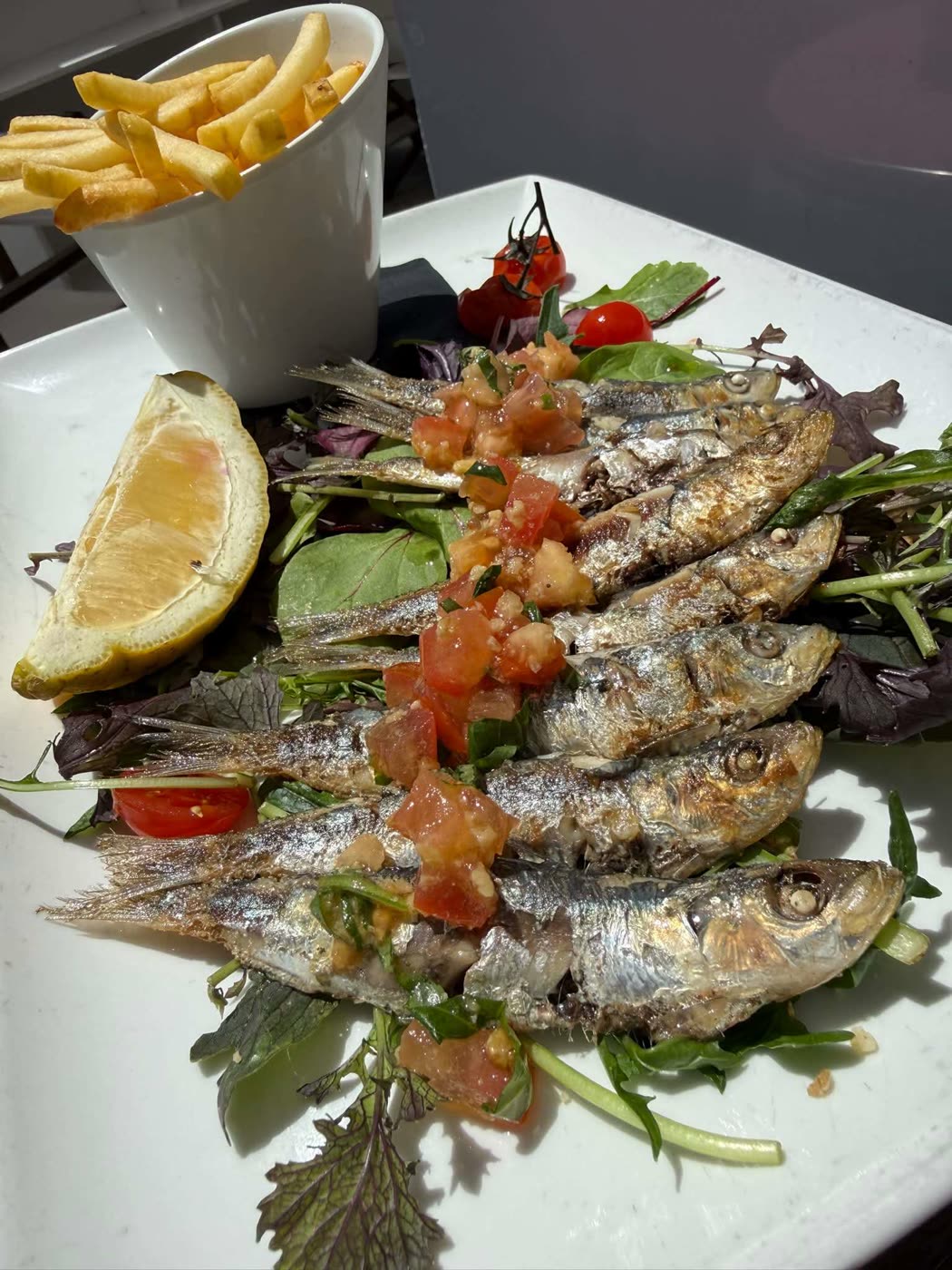 Sardines grillées servies avec frites et citron