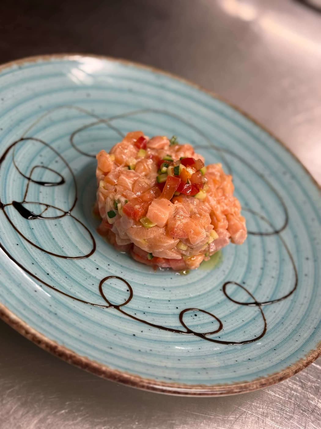 Tartare de saumon frais dressé à l'assiette