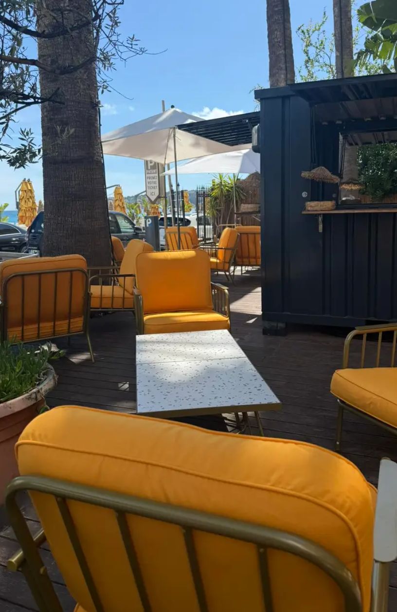 Salon de plage de L'Onda au soleil