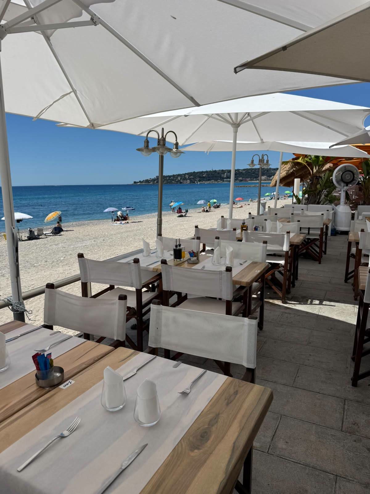 Tables dressées de L'Onda face à la plage et à la Méditerranée