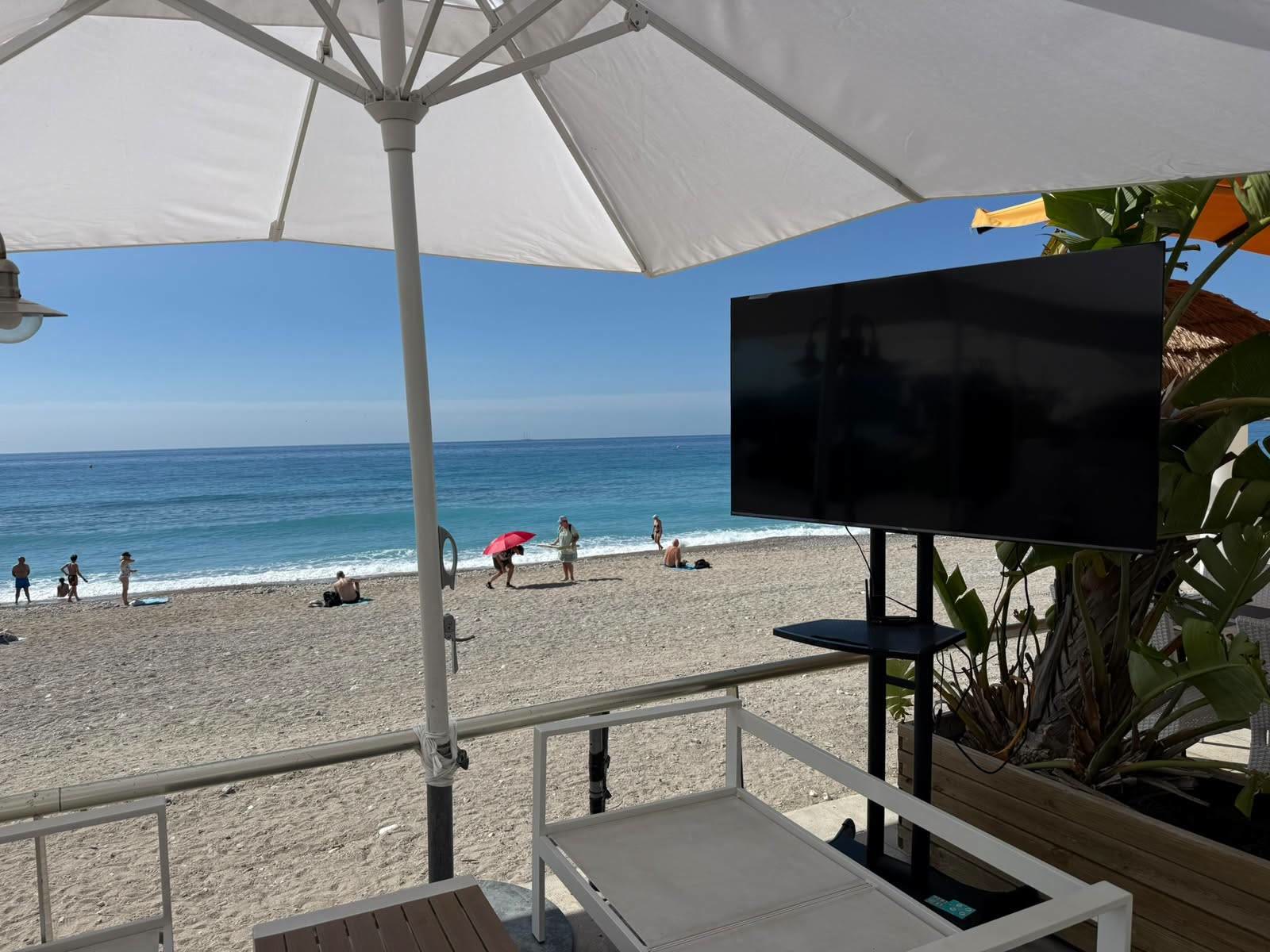 Écran de télévision en terrasse face à la mer